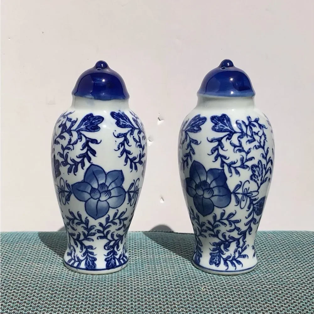 SALT & PEPPER SHAKERS BLUE/WHITE GLOSSY 7 INC cj4